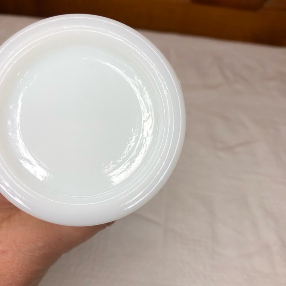 White Milk glass vase tear drops and dots design, no marking unknown maker - Picture 7 of 8